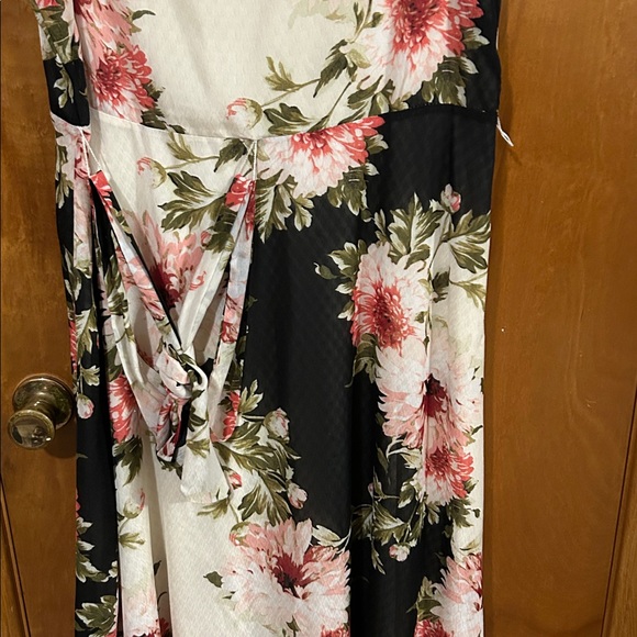 Perceptions Black and Cream Floral Dress - Picture 2 of 3
